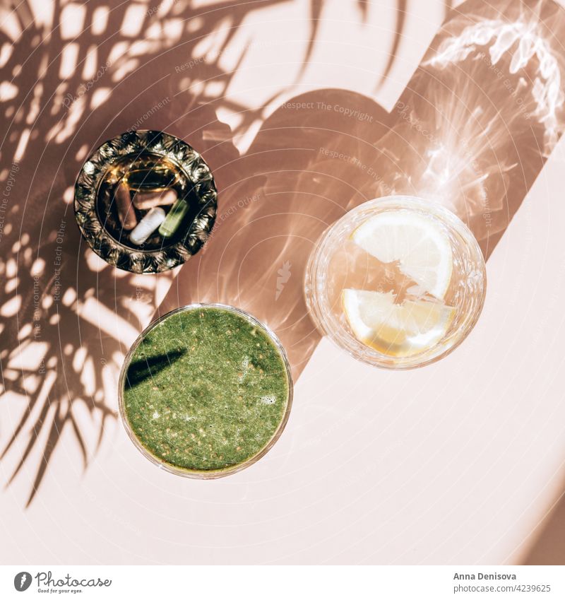 Grüner Smoothie, Zitronenwasser und Vitamine Gesundheit Glas grüner Smoothie Entzug Wasser Banane Chiasamen Ananas Spinat Ergänzungsmittel Kale Lebensmittel c