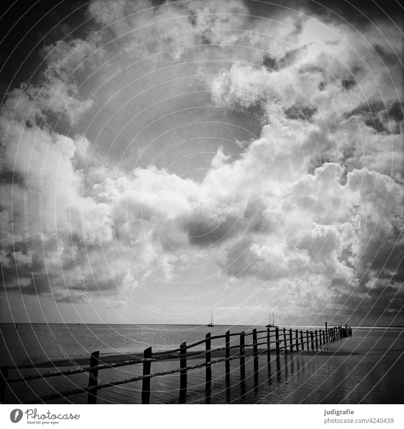 Dramatische Wolken über der ruhigen Ostsee Strand Küste Begrenzung Boote dramatischer himmel dramatische Wolken Licht Himmel Meer Landschaft