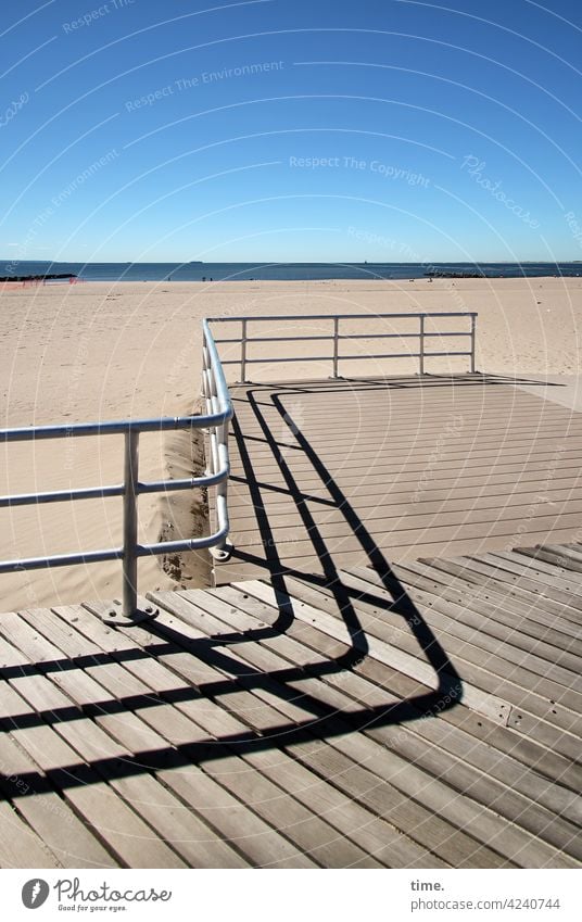 Geschichten vom Zaun (98) strand himmel sommer zaun geländer holzsteg horizont sand wellenförmig kurve schatten meer atlantik küste urlaub reisen ferien