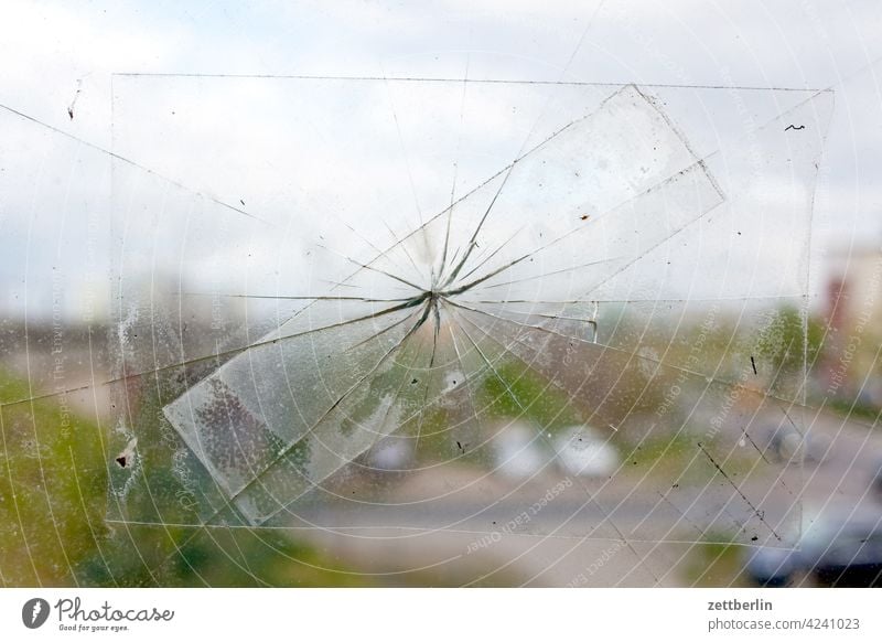 Noch ein Loch in der Scheibe fenster kaputt loch reparatur scheibe spider app sprung steinwurf fensterscheibe glasscheibe riss vandalismus steinschlag flicken