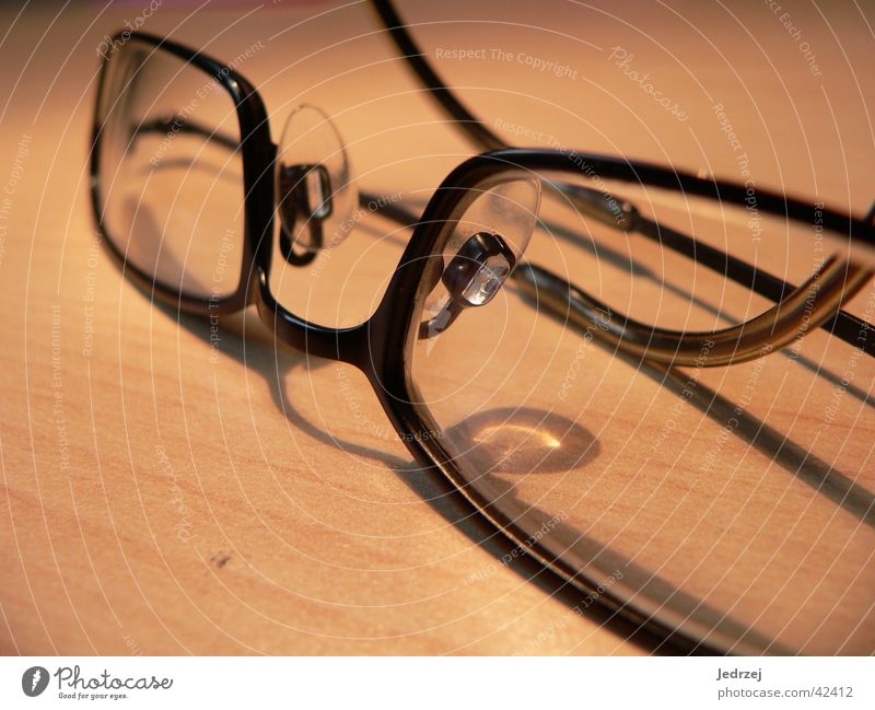 Brille Makro Glas nah Gestell Kleiderbügel Holz Tiefenschärfe schwarz Dinge Makroaufnahme Schatten