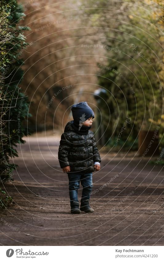 süßes Kleinkind stehend auf Gasse Aktivität allein Junge Kaukasier Kind Kinderbetreuung Kindheit Nahaufnahme niedlich Tag Tageslicht Ethnizität Familie Glück