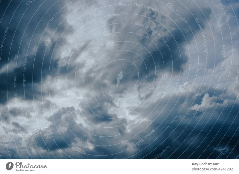 dramatischer Wolkenhimmel nach einem Gewitter Kunst Atmosphäre Hintergrund schön blau. grau Windstille Klima Cloud Wolkenlandschaft farbenfroh Kumulus