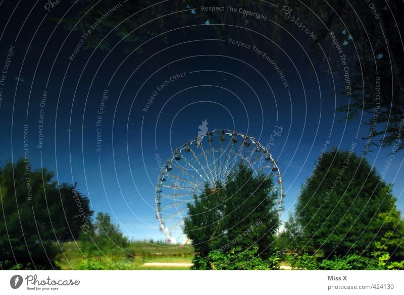 Riesenrad Freizeit & Hobby Feste & Feiern Jahrmarkt Wasser Schönes Wetter fahren hoch Freude Fahrgeschäfte Oktoberfest Pfütze Wasserspiegelung Baum Platz