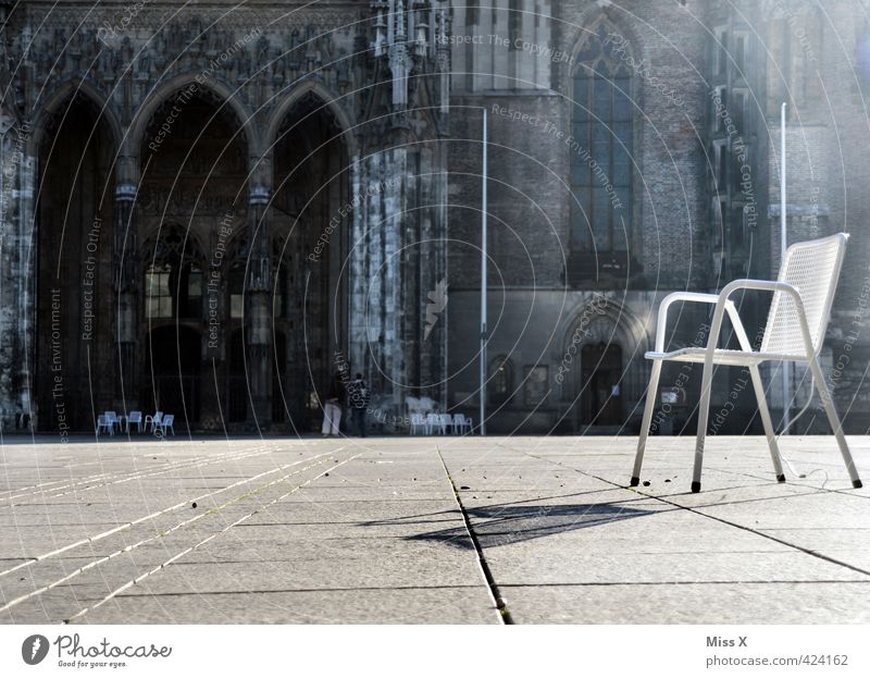 Aussichtsplatz Ferien & Urlaub & Reisen Tourismus Sightseeing Stuhl Stadtzentrum Altstadt Menschenleer Kirche Platz Marktplatz Sehenswürdigkeit Wahrzeichen