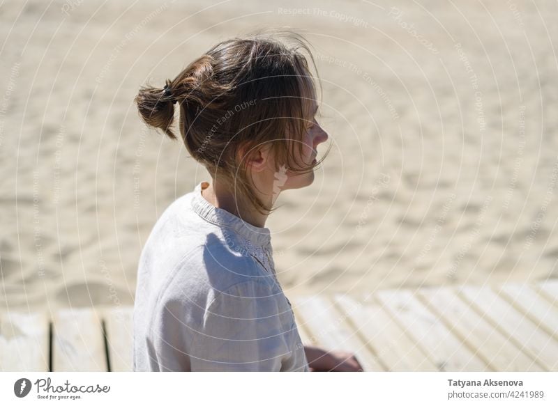 Frau macht Yoga-Posen am Strand Gesundheit Erholung Gleichgewicht Wohlbefinden psychische Gesundheit Körper Asana Meditation Lifestyle üben MEER sonnig Leinen