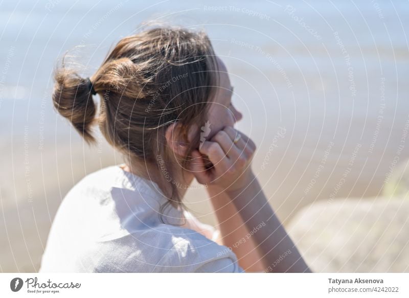 Frau sitzt in der Nähe von Meer, Blick zum Wasser Natur im Freien Wohlbefinden Erholung Achtsamkeit sich[Akk] entspannen Atmung MEER Ruhe Meditation Person