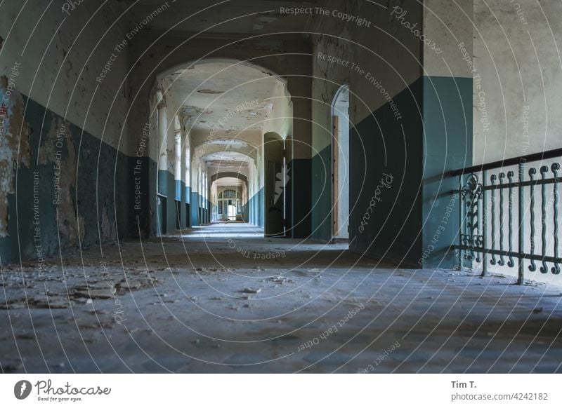 ein langer Flur in dem die Zeit stehen geblieben ist empty Ruine verfallen Tür alt Gang Licht Gebäude kaputt beelitz Vergänglichkeit Farbe Architektur Farbfoto