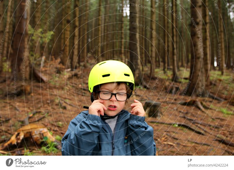 Kind, das eine Brille trägt, weint und die Hände vor das Gesicht hält zögernd verwirrt ratlos skeptisch Zweifel zweifelhaft hestitate Unsicherheit Verwirrung