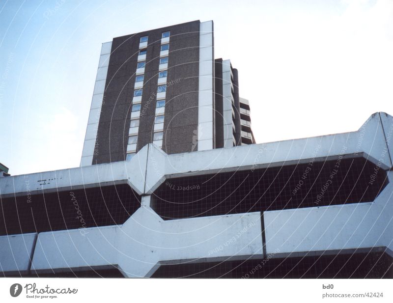 am kölnberg Parkhaus Hochhaus Sozialer Brennpunkt Wohnhochhaus Ghetto Köln Architektur Himmel blau trabantenstadt wohnmaschine Plattenbau