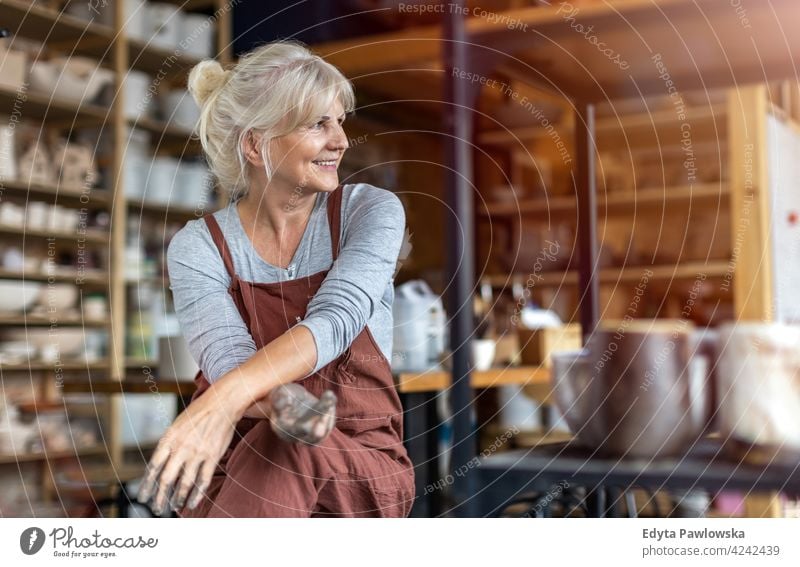 Porträt einer älteren Töpferin in ihrem Kunstatelier Töpferwaren Künstler Keramik Arbeit arbeiten Menschen Frau Senior Erwachsener lässig attraktiv Glück