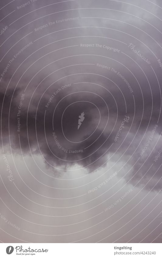 Gewitterwolke gewitterwolke sturm regen wetter schlechtes wetter silverlining regentropfen dunkle wolken dunkel grau lila hintergrund textfreiraum nebel