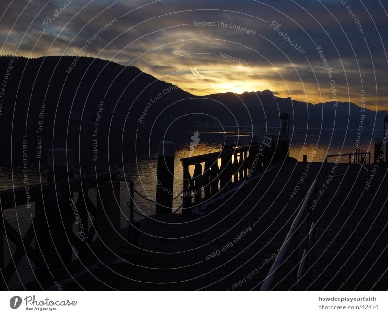 Eternal sunshine See Sonnenuntergang Wolken Licht dunkel Steg Berge u. Gebirge Lichtstrahl Wasser Brücke