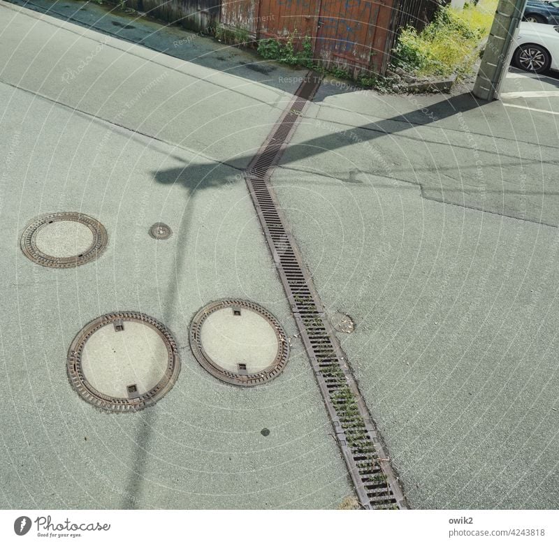 Rundum-Service Straße Gully Straßenrand Asphalt Straßenbelag Sonnenlicht Schatten Menschenleer Außenaufnahme Straßenbeleuchtung einfach eckig Detailaufnahme