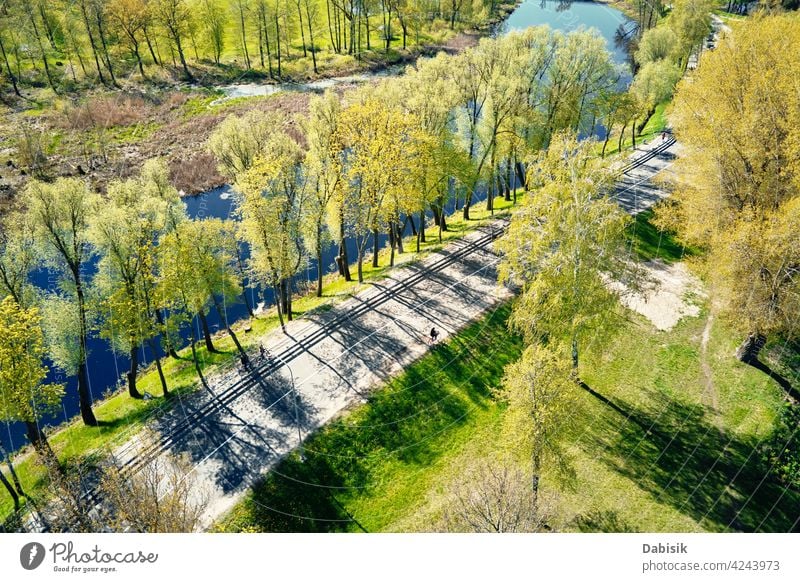 Auto bewegt sich auf der Straße in Europa Kleinstadt, Luftaufnahme Fluss Stadt Antenne im Freien PKW Verkehr Großstadt Transport Landschaft schön Natur