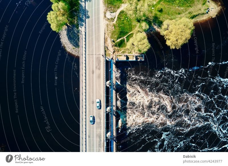 Auto fährt auf Brücke in Europa Kleinstadt, Luftaufnahme Fluss PKW Verkehr Antenne im Freien schön Natur Schönheit weißrussland Vogelperspektive Ökosystem