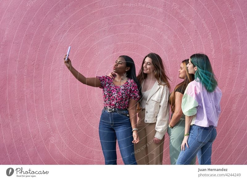 Gruppe von multiethnischen Mädchen nehmen ein Selfie mit Smartphone Menschengruppe Glück unter Telefon Funktelefon Kaukasier hispanisch Afro-Look Ethnizität