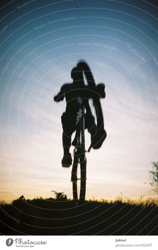 Bike in die Nacht 2 Fahrrad Mensch Junger Mann Jugendliche 1 Himmel Schönes Wetter Fahrradfahren springen Mountainbike Extremsport Farbfoto Außenaufnahme Abend