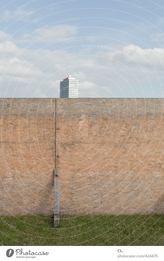 barriere Umwelt Natur Himmel Wolken Schönes Wetter Gras Wiese Stadt Hochhaus Gebäude Architektur Mauer Wand Fassade trist Surrealismus Bretterzaun Holzbrett