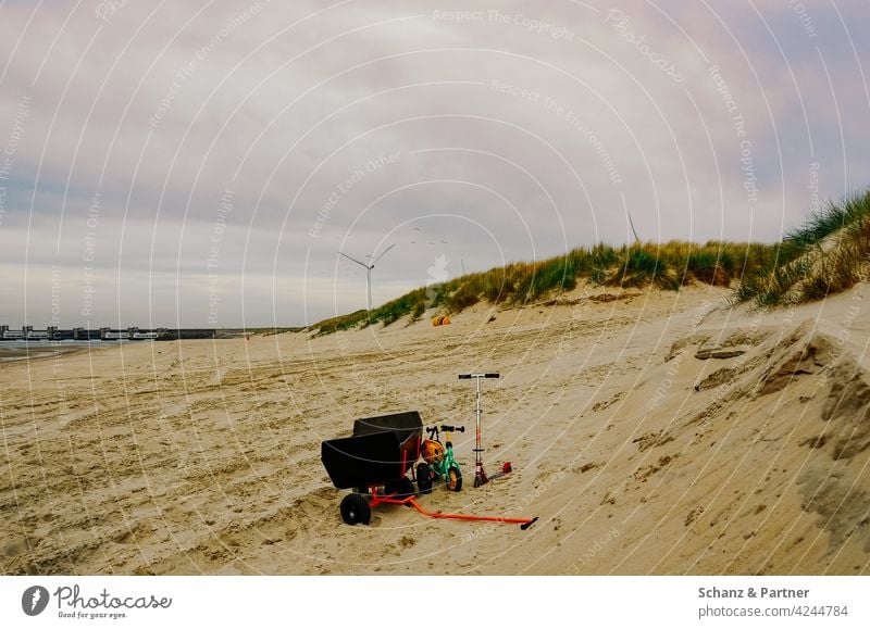 Bollerwagen, Roller und Laufrad am Strand Sandburg Sieb Siebchen spielen Urlaub Familienurlaub Erholung erholen Ferien & Urlaub & Reisen Sommer Meer Spielen