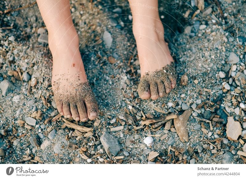 Barfuß am Flussufer barfuß Füße Sand Steinchen See Fluß Meer Kiesel Kieselsteine Urlaub Familie Strand Fuß Ferien & Urlaub & Reisen Erholung Sommer Beine