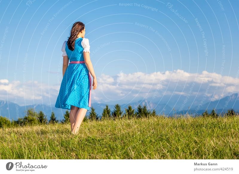 Frau in bayerischer Tracht Lifestyle Sommer Oktoberfest Mensch feminin Erwachsene 1 18-30 Jahre Jugendliche Natur Landschaft Himmel Schönes Wetter Baum