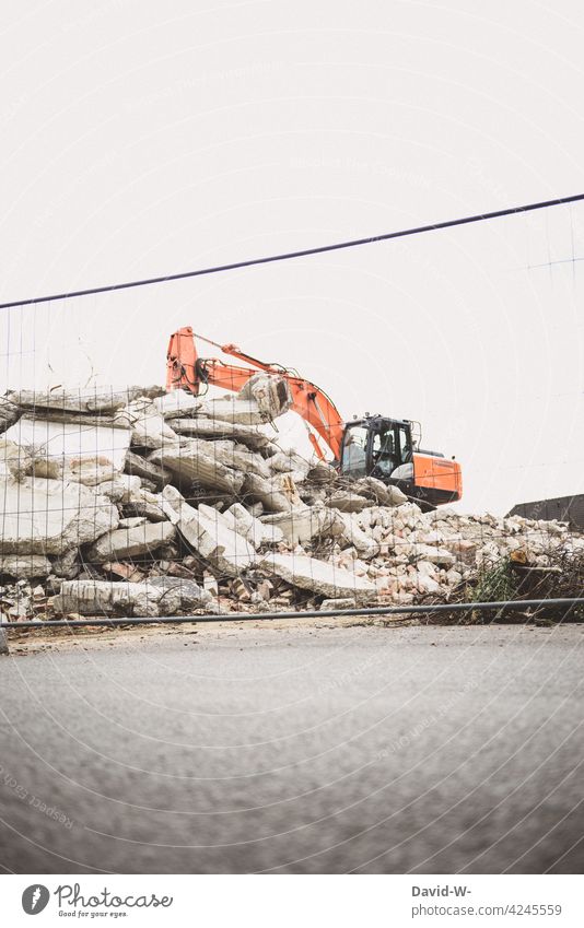 Bagger auf der Baustelle Abrissgebäude Bauschutt Zaun Bauarbeiten abrissarbeiten Verfall