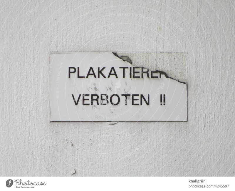 Kaputtes PLAKATIEREN VERBOTEN !! Schild Schilder & Markierungen Verbote kaputt Hinweisschild Warnschild Farbfoto Verbotsschild Außenaufnahme Menschenleer