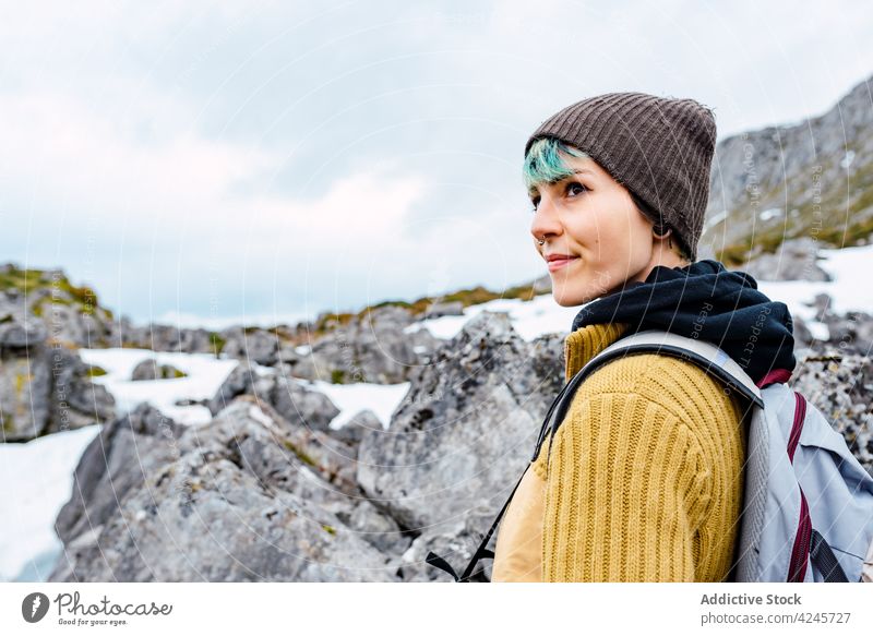 Rucksacktourist auf verschneiter Wiese in den Bergen Backpacker Reisender Schnee Berge u. Gebirge Tal Umwelt Tourismus reisen erkunden Urlaub Landschaft Tourist