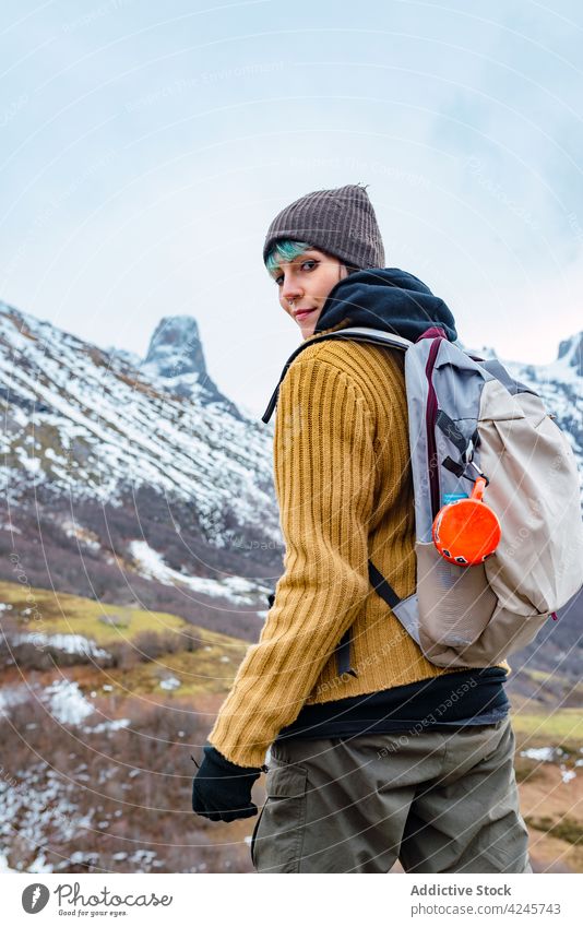 Tourist mit Rucksack auf Bergklippe Reisender Kamm Berge u. Gebirge Abenteuer Trekking Natur Fernweh Freiheit Wanderer Hochland Gipfel Tal erreichen Höhe