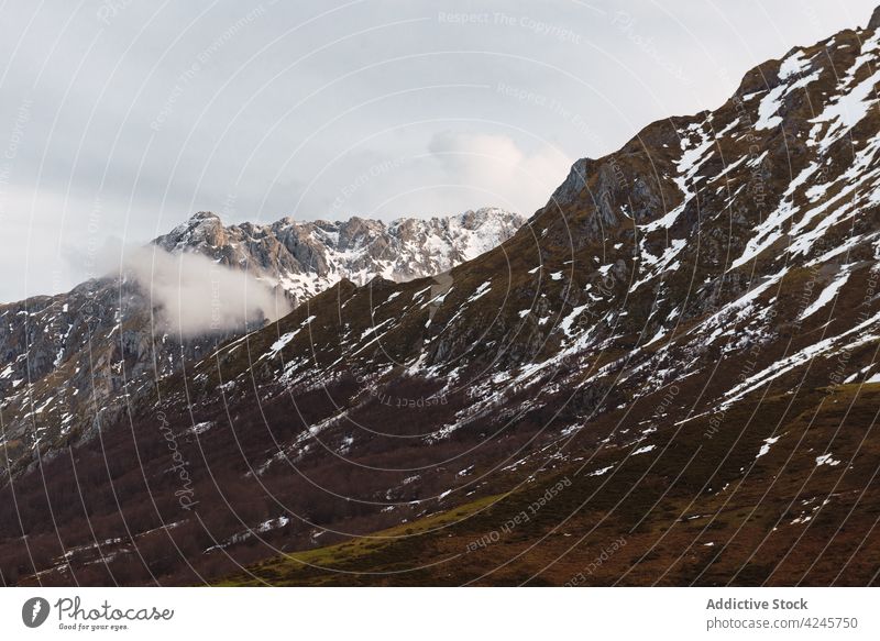 Majestätischer Bergrücken im Schnee am Abend Landschaft Kamm Tal Nebel kalt abgelegen wild gipfel europas Picoos de europa Spanien Natur Berge u. Gebirge