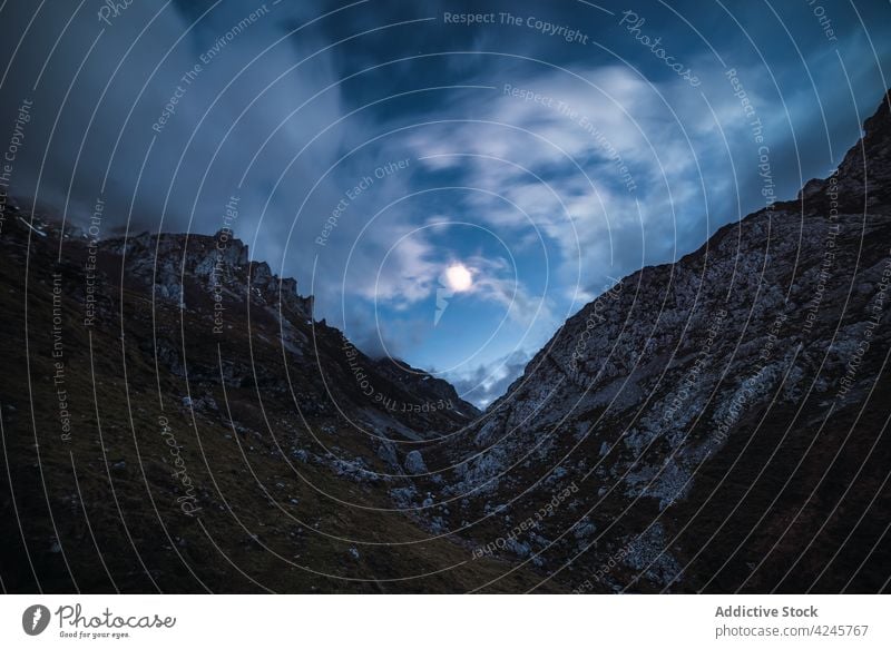 Neblige Berge in Mondlicht und Wolken dunkel Berge u. Gebirge Mondschein Nacht wild Hochland Umwelt majestätisch malerisch Landschaft Himmel Natur Kamm Gipfel