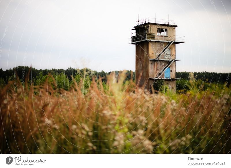 Tower, übriggeblieben. Luftverkehr Menschenleer Industrieanlage Flughafen Turm Hochsitz Bauwerk bedrohlich dreckig kaputt retro Stadt Abenteuer Überwachung