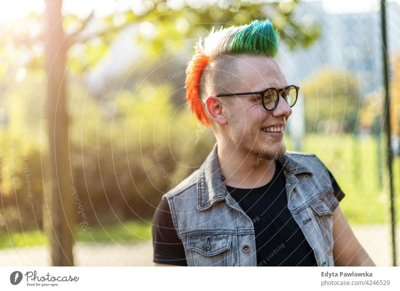 Porträt eines coolen jungen Mannes mit buntem Irokesenhaar Erwachsene Menschen eine Person lässig Teenager männlich allein trendy Mode Punk mohawk Behaarung