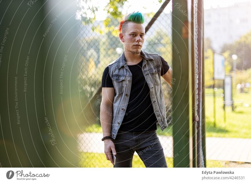 Porträt eines coolen jungen Mannes mit buntem Irokesenhaar Erwachsene Menschen eine Person lässig Teenager männlich allein trendy Mode Punk mohawk Behaarung