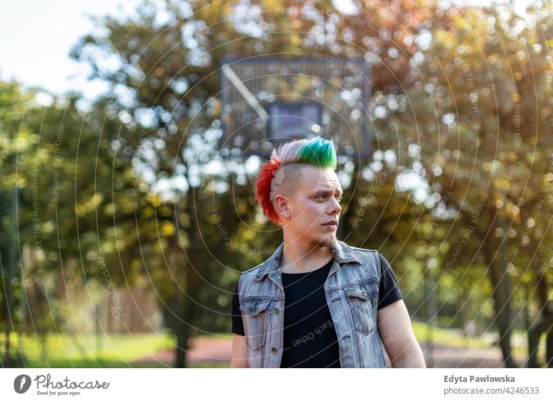 Porträt eines coolen jungen Mannes mit buntem Irokesenhaar Erwachsene Menschen eine Person lässig Teenager männlich allein trendy Mode Punk mohawk Behaarung