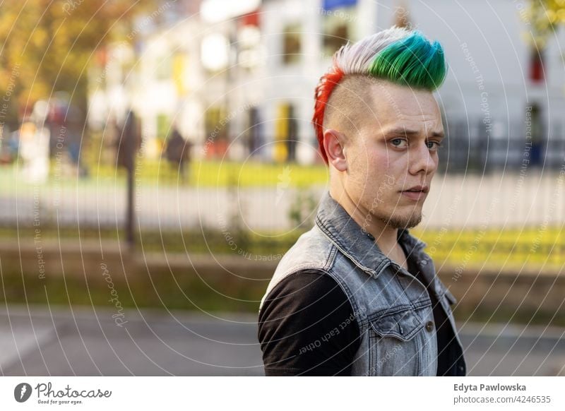 Porträt eines coolen jungen Mannes mit buntem Irokesenhaar Erwachsene Menschen eine Person lässig Teenager männlich allein trendy Mode Punk mohawk Behaarung