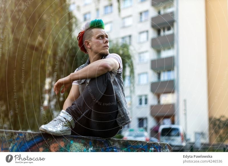 Junger Punk in einer Sozialwohnungssiedlung Porträt Erwachsene jung Menschen eine Person lässig Teenager Mann männlich allein trendy Mode cool mohawk Behaarung