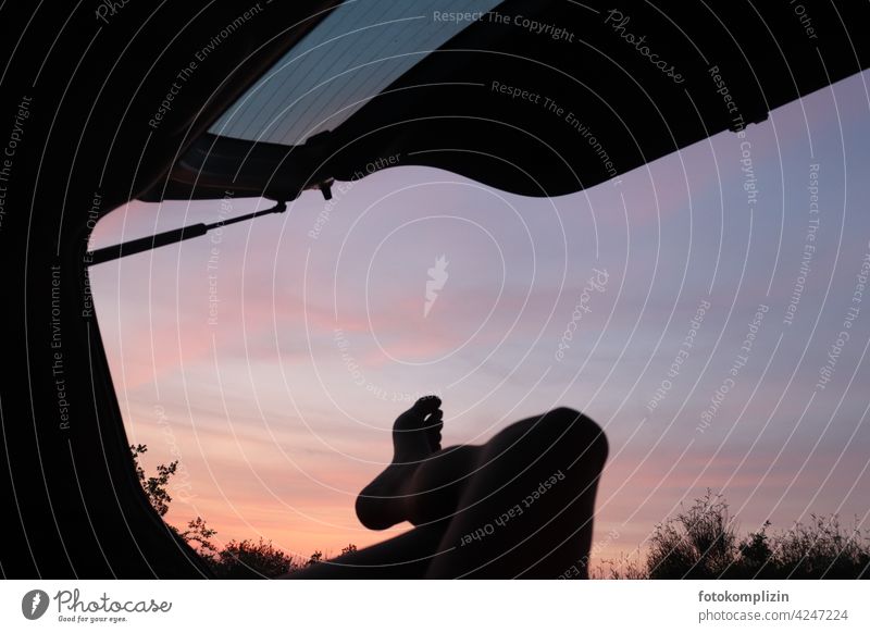 Fuß-Silhouette aus dem Auto vor rotem Abendhimmel barfuß Autoreise Mensch Erholung Ferien & Urlaub & Reisen entspannen chillen frei genießen Abenteuer