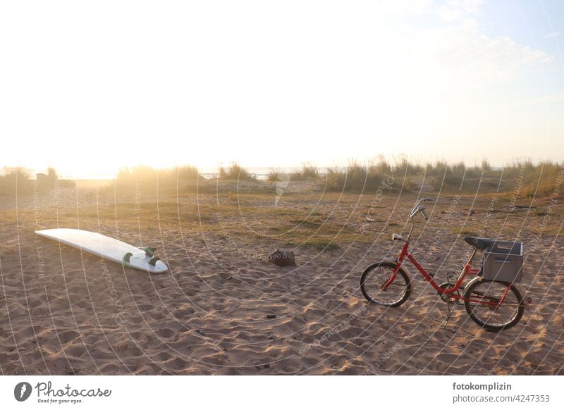 Surfbrett und rotes Klapprad am Strand surfen Surfen Wassersport Rad Fahrrad Bewegung Freizeit & Hobby Ferien & Urlaub & Reisen Sommer Meer Aktivität