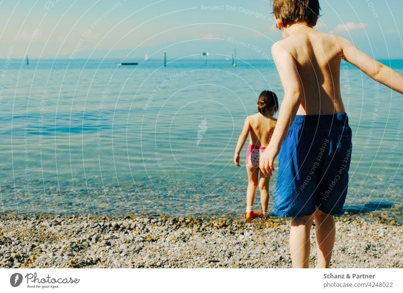 zwei Kinder am Strand Ferien & Urlaub & Reisen Geschwister Sommer Meer Schwimmen & Baden Wasser Kindheitserinnerung Sommerurlaub Badehose Farbfoto Außenaufnahme