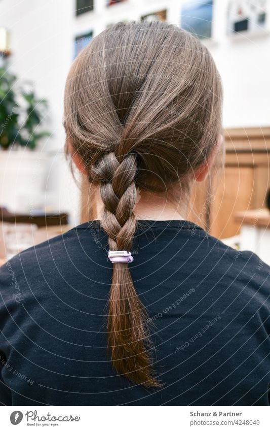 Kind mit geflochtenem Zopf Frisur Hinterkopf Haare Haargummi flechten Mädchen Hals Kopf Ohren Pullover Haare & Frisuren Mensch feminin Kindheit Rückansicht