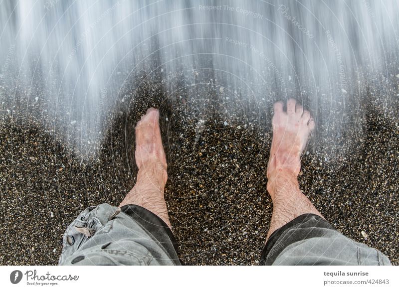 Hier kommt die Flut Ferien & Urlaub & Reisen Tourismus Sommer Sommerurlaub Strand Meer Wellen Schwimmen & Baden Mensch maskulin Mann Erwachsene Beine Fuß 1