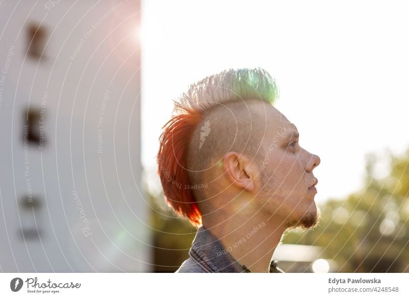 Junger Punk in einer Sozialwohnungssiedlung Porträt Erwachsene jung Menschen eine Person lässig Teenager Mann männlich allein trendy Mode cool mohawk Behaarung