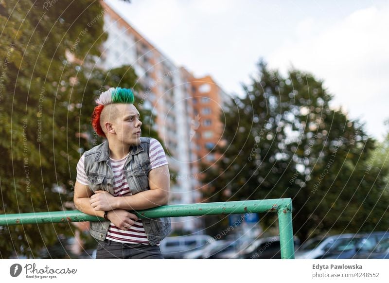 Junger Punk in einer Sozialwohnungssiedlung Porträt Erwachsene jung Menschen eine Person lässig Teenager Mann männlich allein trendy Mode cool mohawk Behaarung