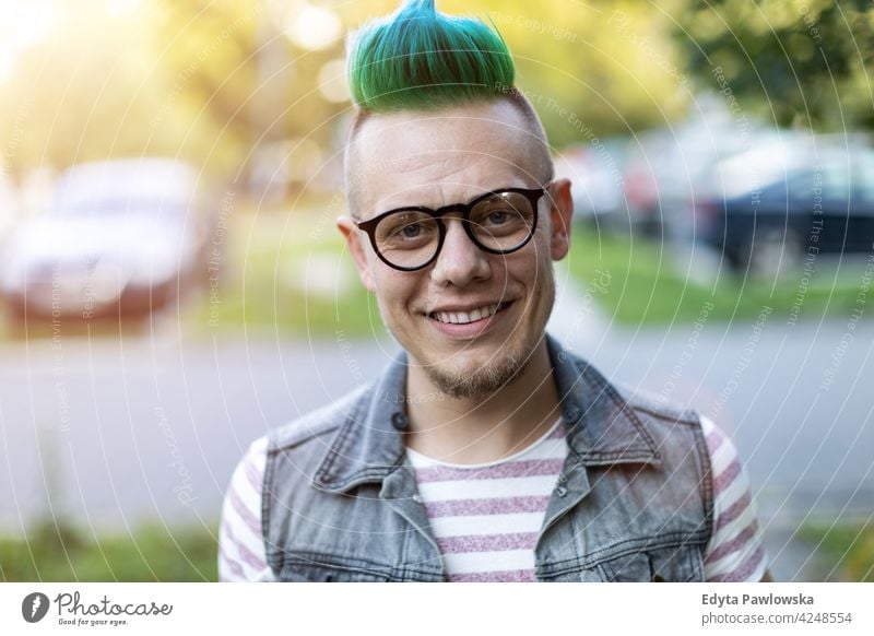 Porträt eines coolen jungen Mannes mit buntem Irokesenhaar Erwachsene Menschen eine Person lässig Teenager männlich allein trendy Mode Punk mohawk Behaarung