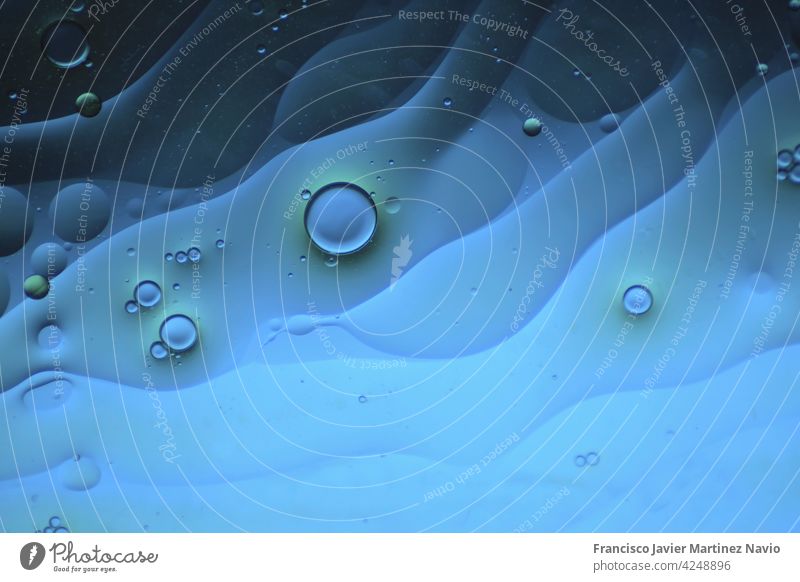 blaue Farbe Flüssigkeit und Blasen Hintergrund, mit Wassertröpfchen Schaumblase liquide winken Erholung Tapete farbig sich[Akk] entspannen Maische Glanz tropfte
