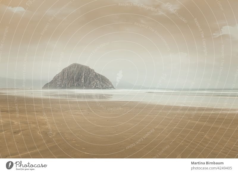 Ein beschaulicher Morgen am Strand von Morro Bay, Kalifornien USA pazifik Morro-Bucht obispo Sand Wasser Wellen MEER Wolken Landschaft im Freien Uferlinie