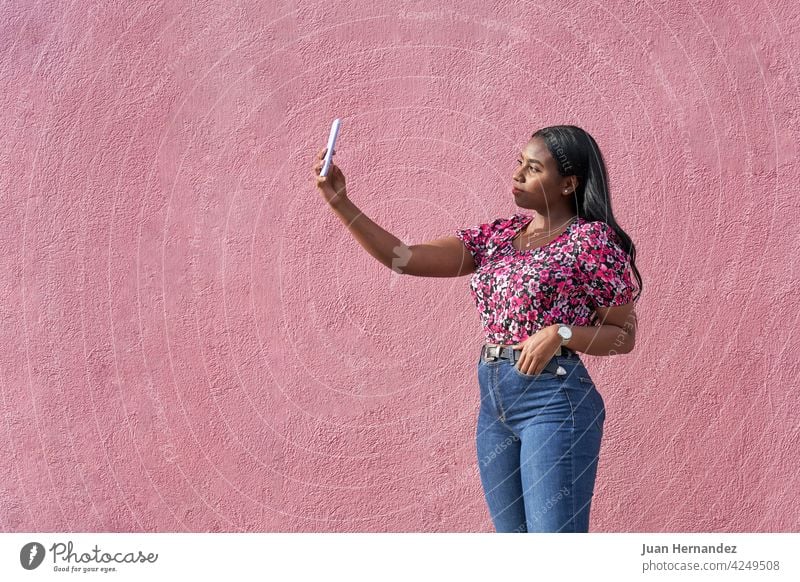 Junge Afro-Frau, die ein Selfie mit ihrem Smartphone macht Schönheit jung Afro-Look unter Afroamerikaner Afrikanisch schwarze Frau Selbst Amerikaner