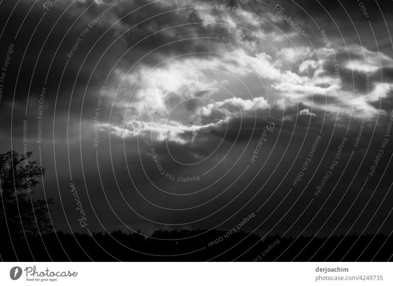 Erleuchtender weißer Wolkenwirbel über dem dunklen Land. Himmel Außenaufnahme Wetter schlechtes Wetter Menschenleer Umwelt Tag Natur Klima Unwetter Sturm